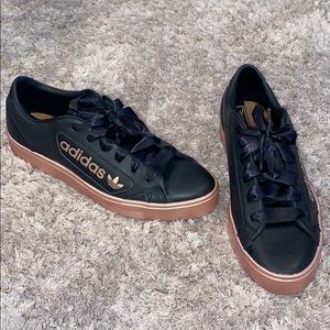 WOMEN'S ADIDAS SLEEK METALLIC CASUAL SHOES